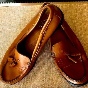 Women’s Bass Weejuns Tassled Loafers! Worn only a few times indoors.